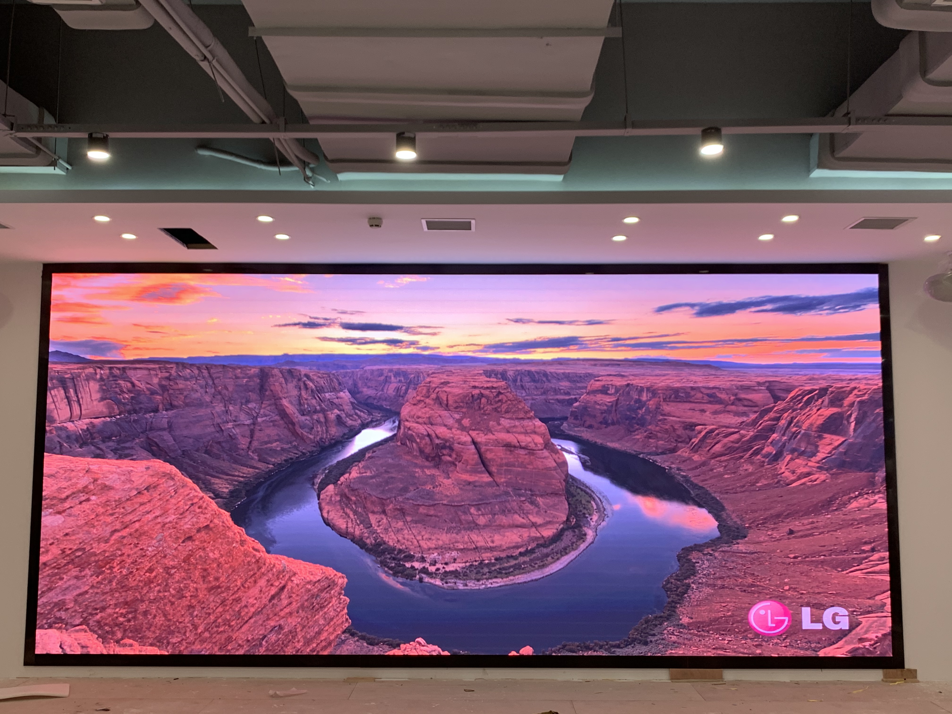 早高峰地鐵站LED廣告機VS紙質廣告：300人路過，誰能讓抬頭率從5%飆升到82%？”