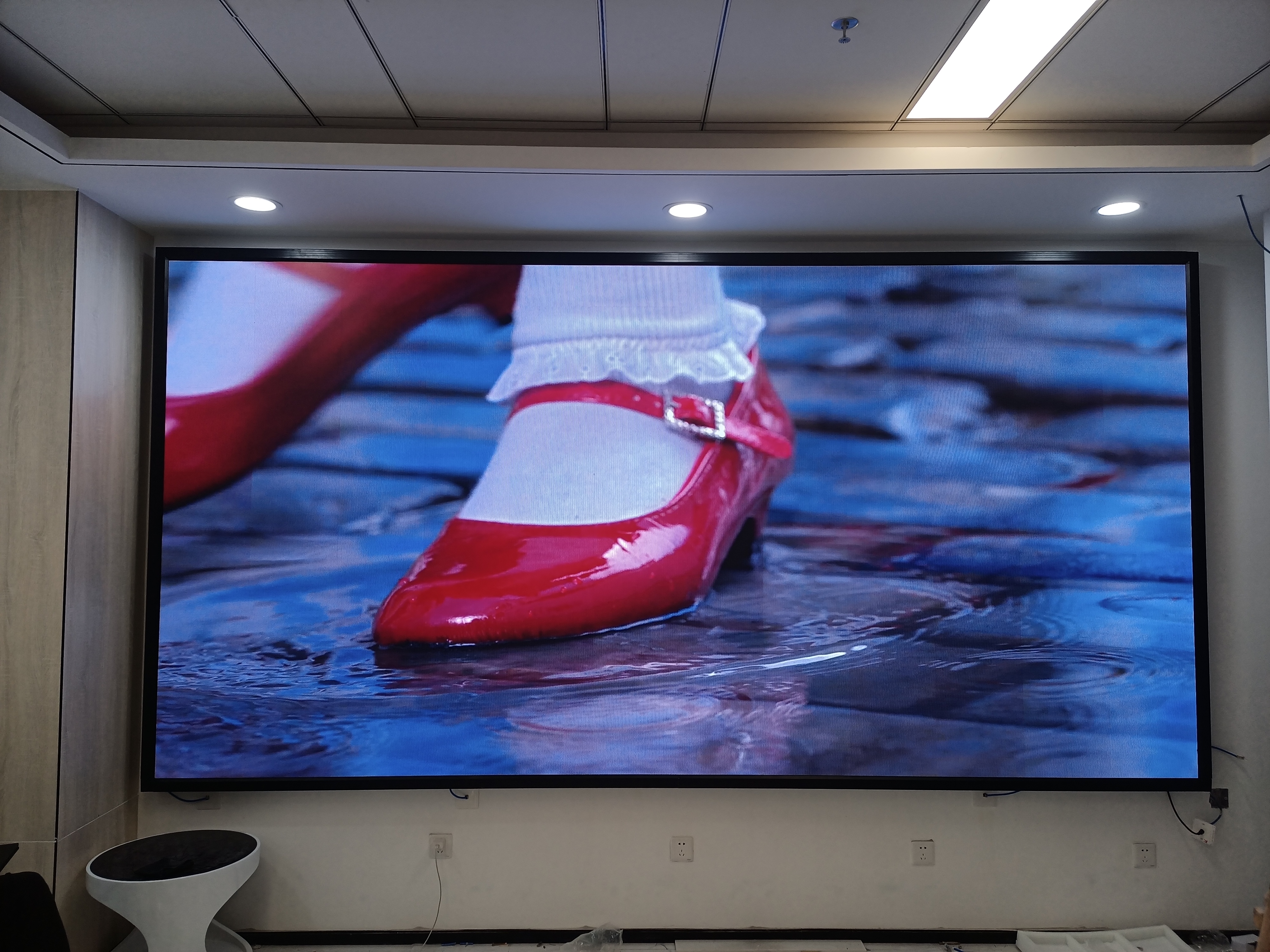 在交通誘導(dǎo)屏、商業(yè)廣告屏、體育賽事屏等場景中，戶外LED顯示屏的設(shè)計(jì)要點(diǎn)有何不同？